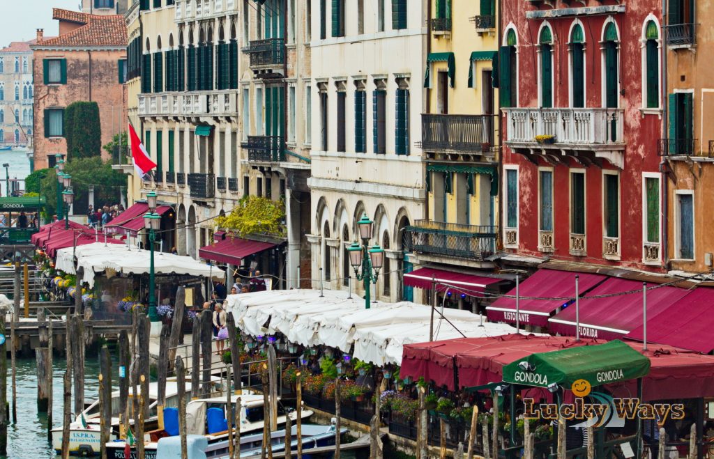 Italien Venedig Canale Grande Boote vor Restaurants