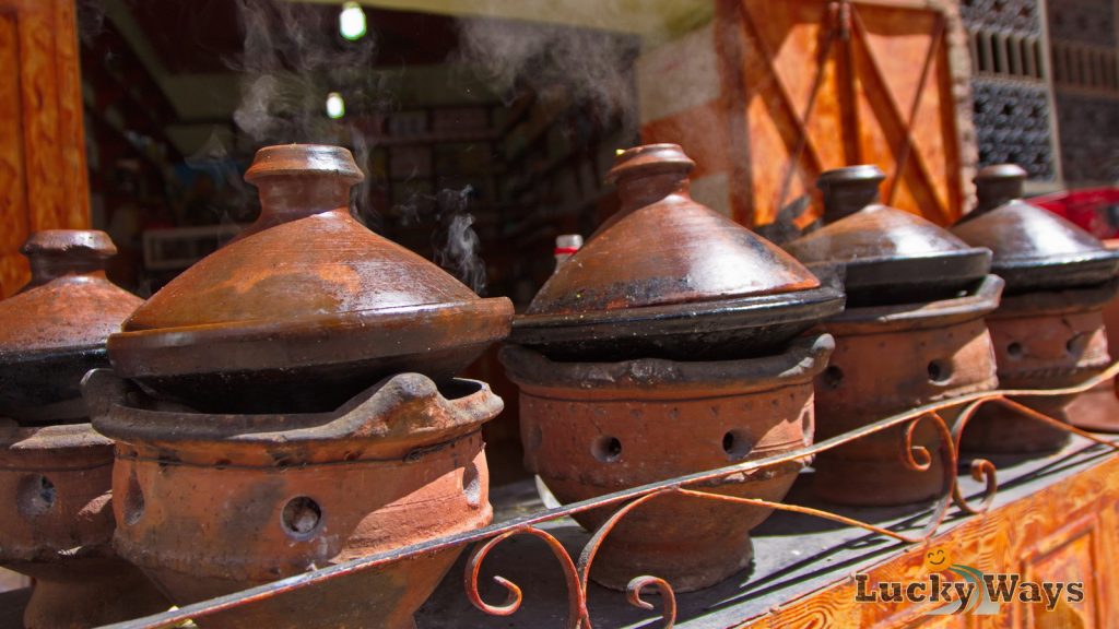 Marokko Tajines auf Holzkohlefeuer