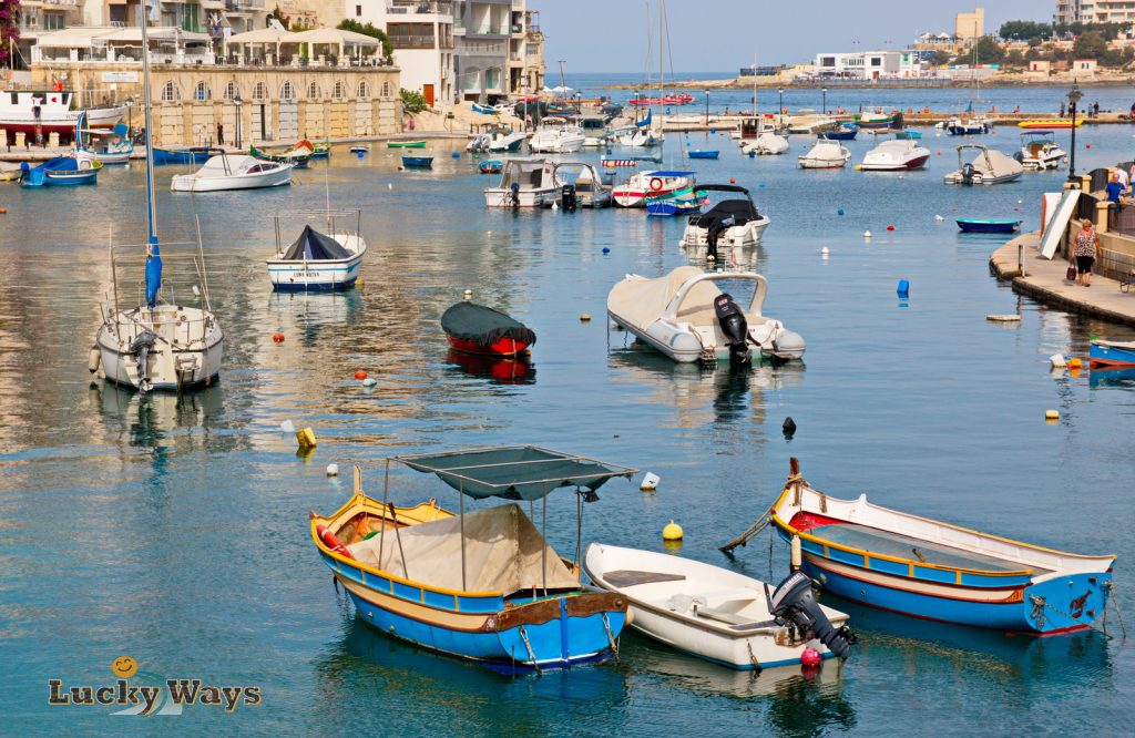 Malta Sightseeing Spinola Bay Boote ankern