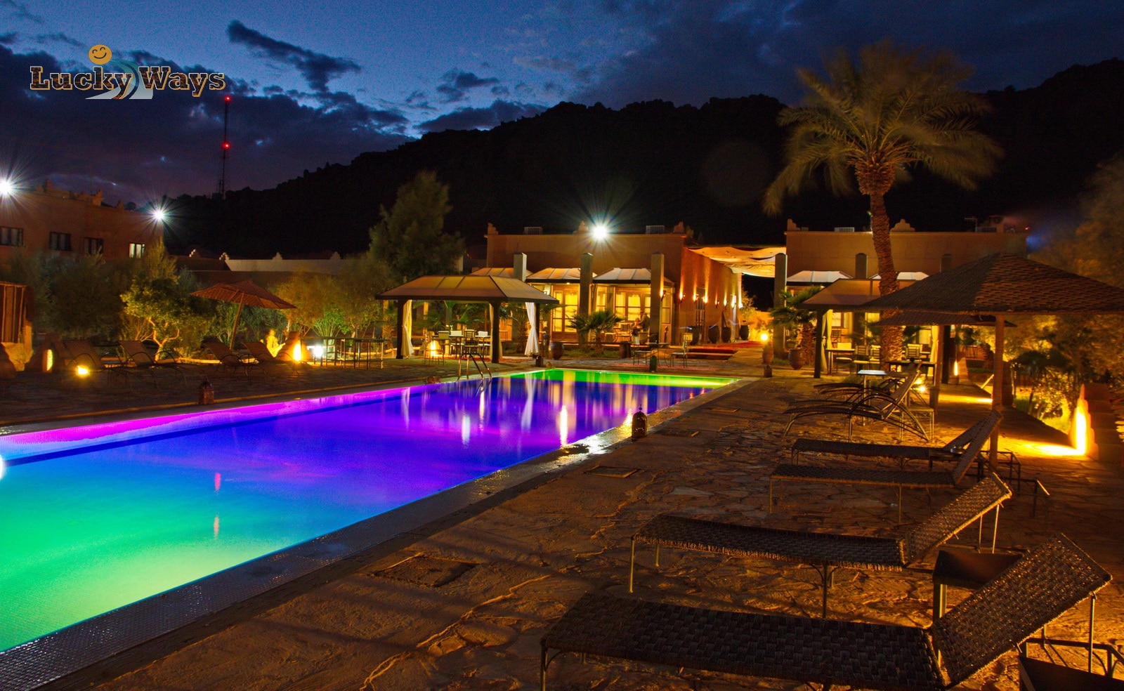Bab Rimal Desert Hotel Foum Zguid Sahara Swimming Pool violett beleuchtet